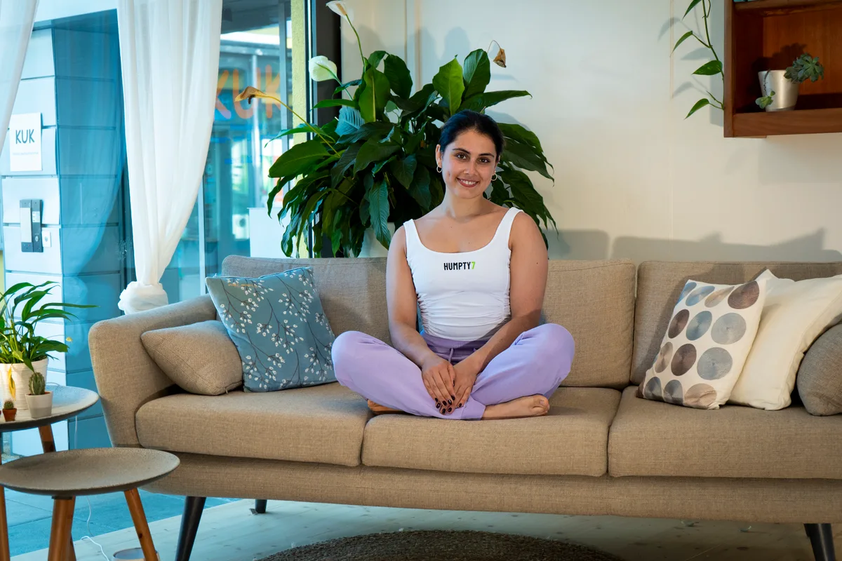 Julia Vieli sitzt auf einem Sofa im Pole Dance Studio.